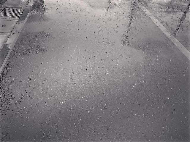 雨の日の水たまりの写真