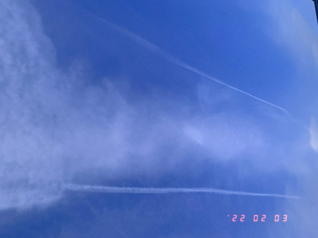 散歩中に見えた平行に並んだ二本の飛行機雲