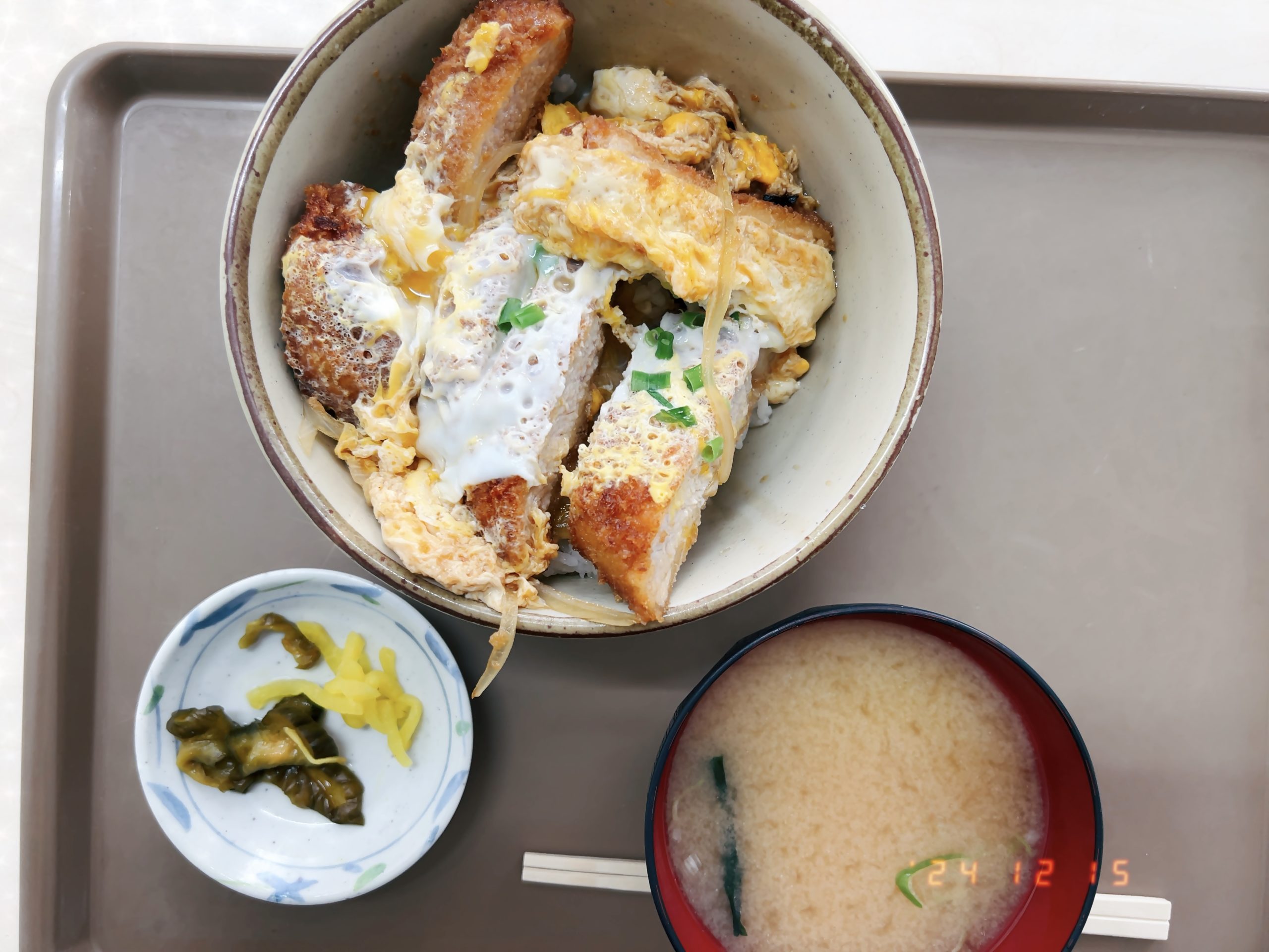 運転免許センターの食堂のカツ丼の写真