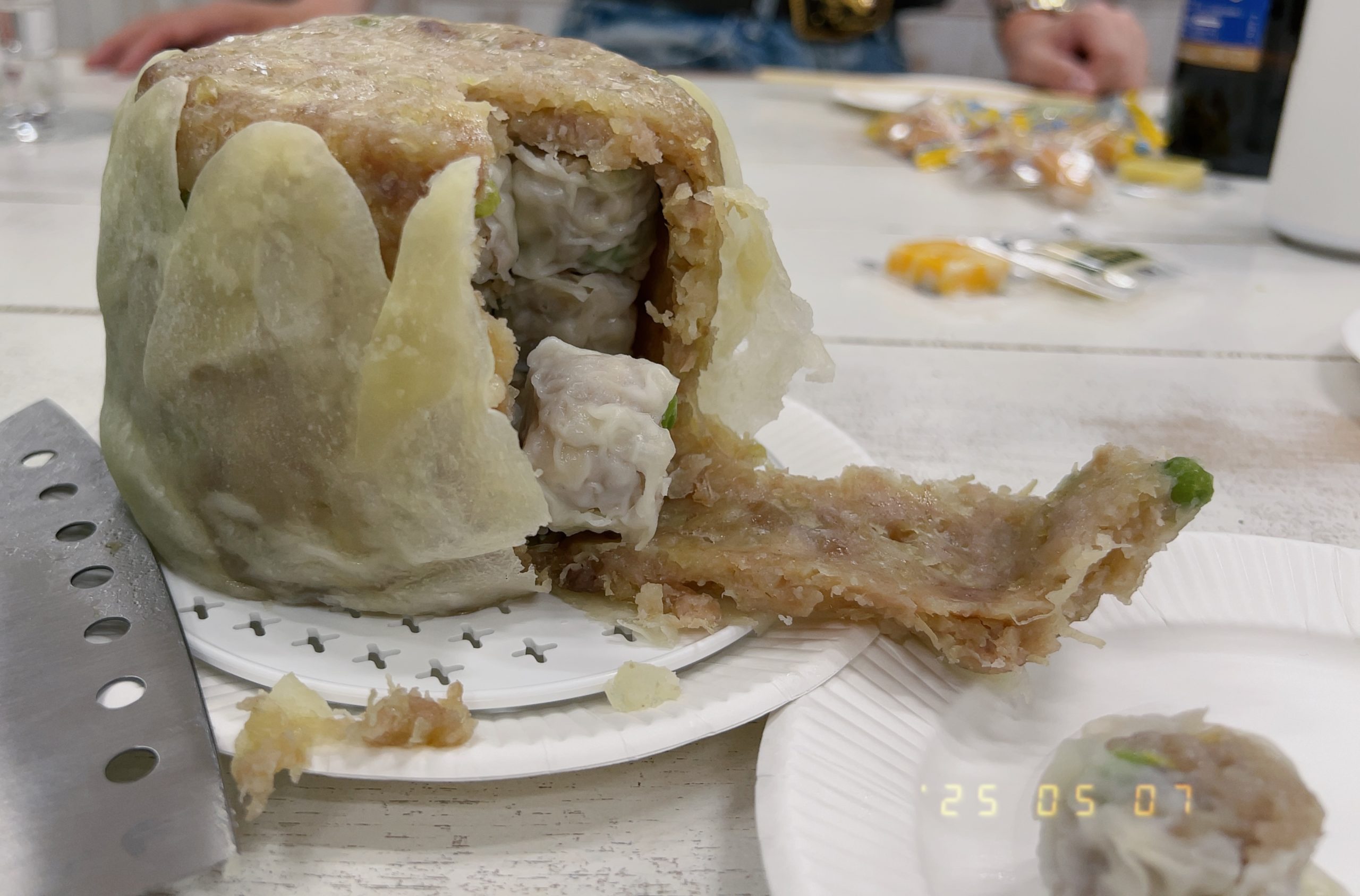 崎陽軒のおうちでジャンボシウマイ mini を買って切り分けているところ