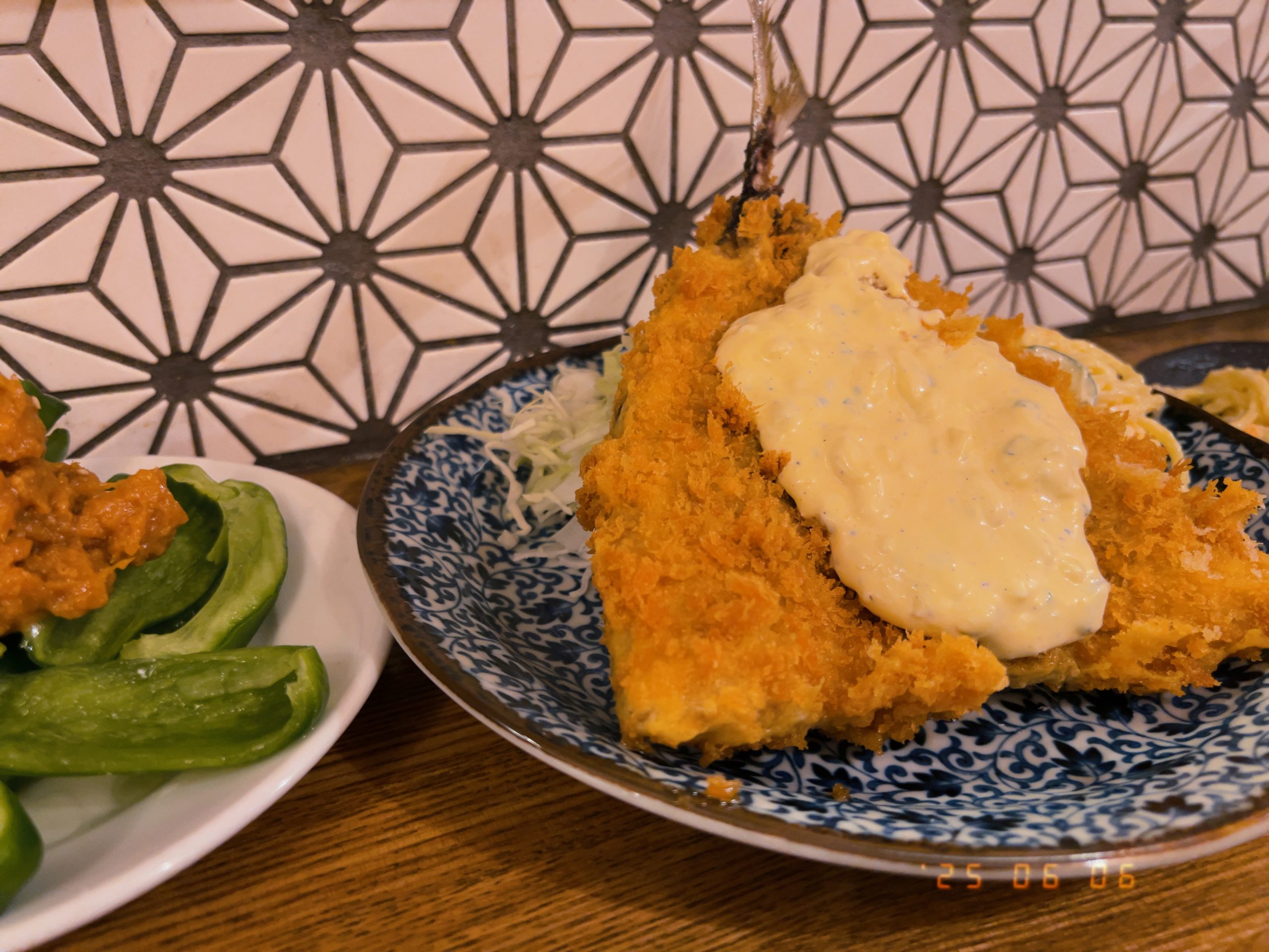 アジフライとパリパリピーマンの写真