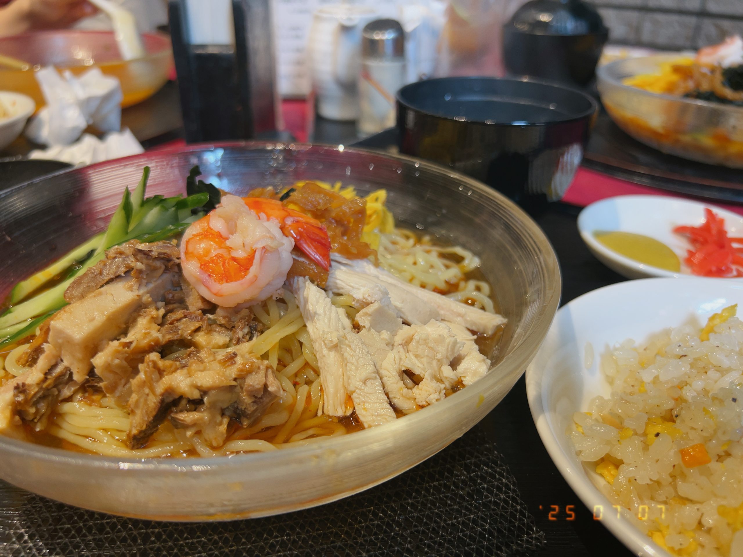冷やし中華とチャーハンセットの写真