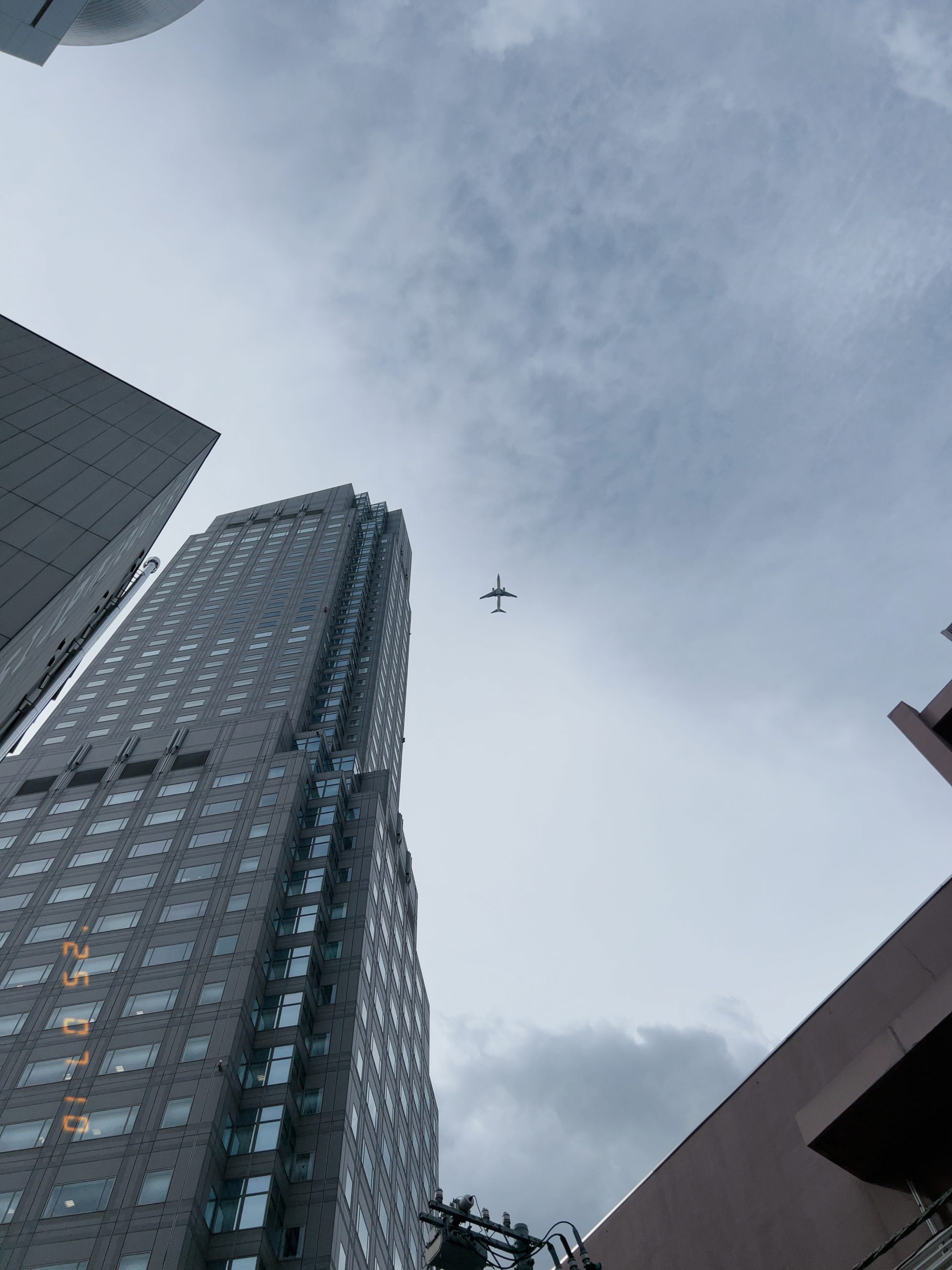 2025年7月10日、東京都渋谷区上空の空に飛んでいた飛行機