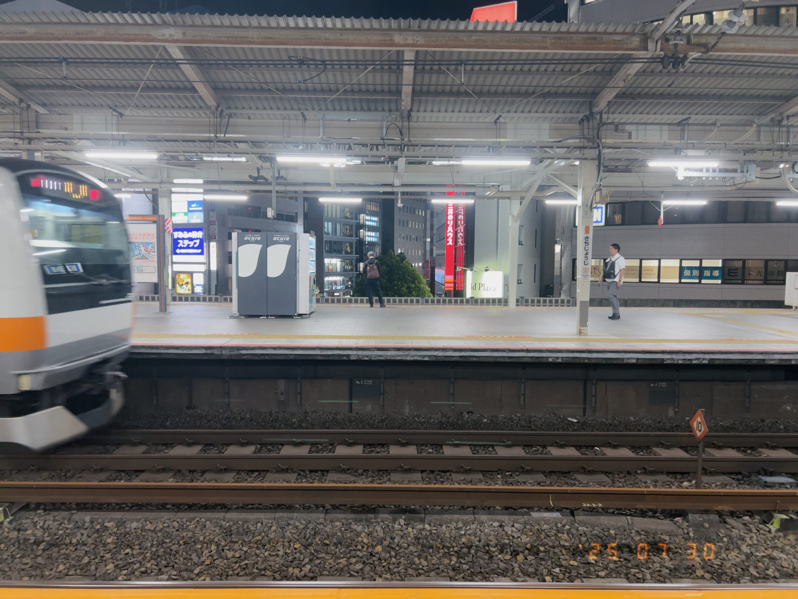 吉祥寺駅のホームから「海がきこえる」で出てきたシーンの方向で撮ってみた写真