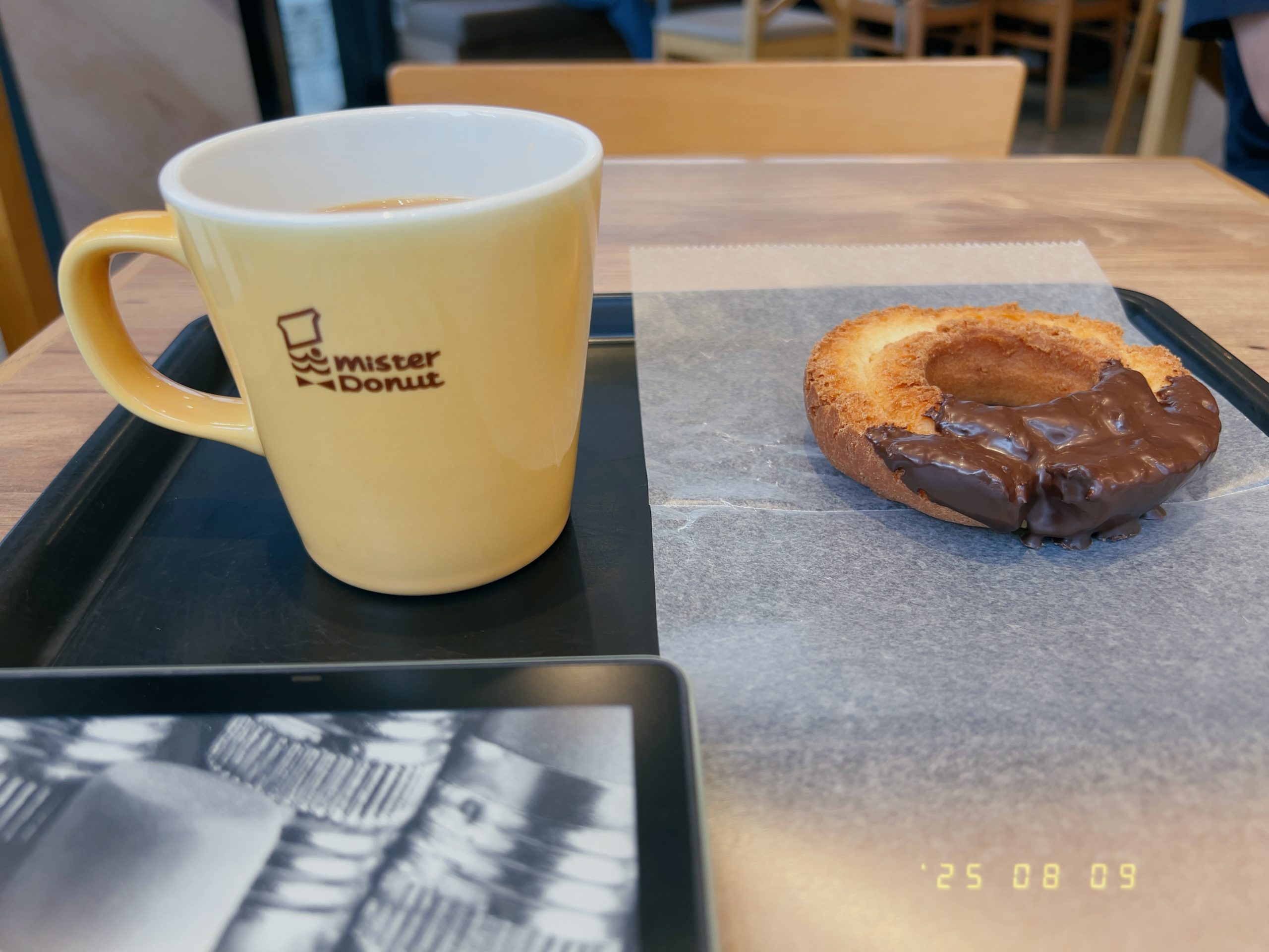 ミスタードーナッツのカフェオレ(ホット)と、チョコファッションの写真