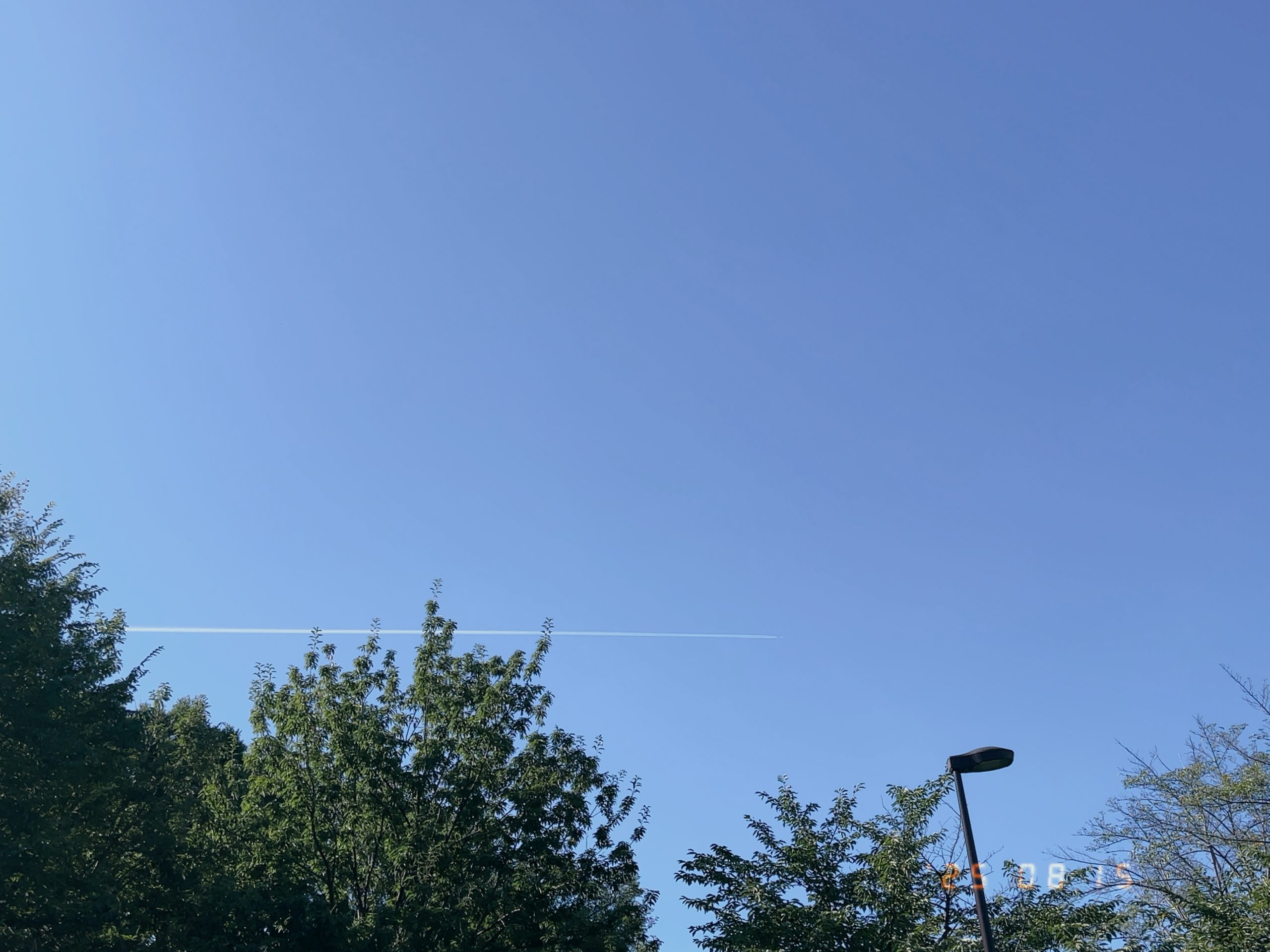 羽田から福岡に向かうJAL305便の飛行機雲