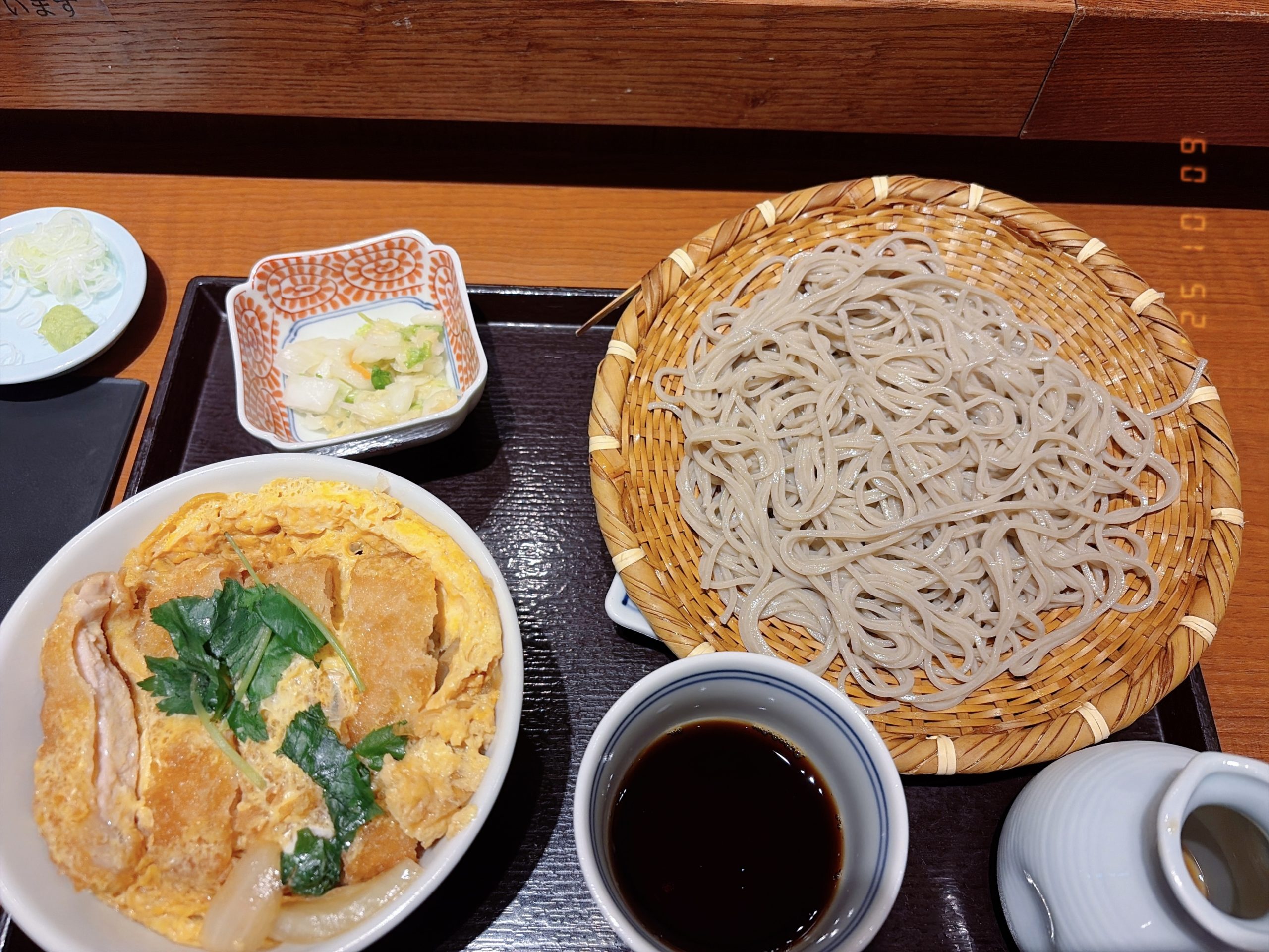 新宿駅近辺の地下街の蕎麦屋さんで食べたカツ丼セットの写真
