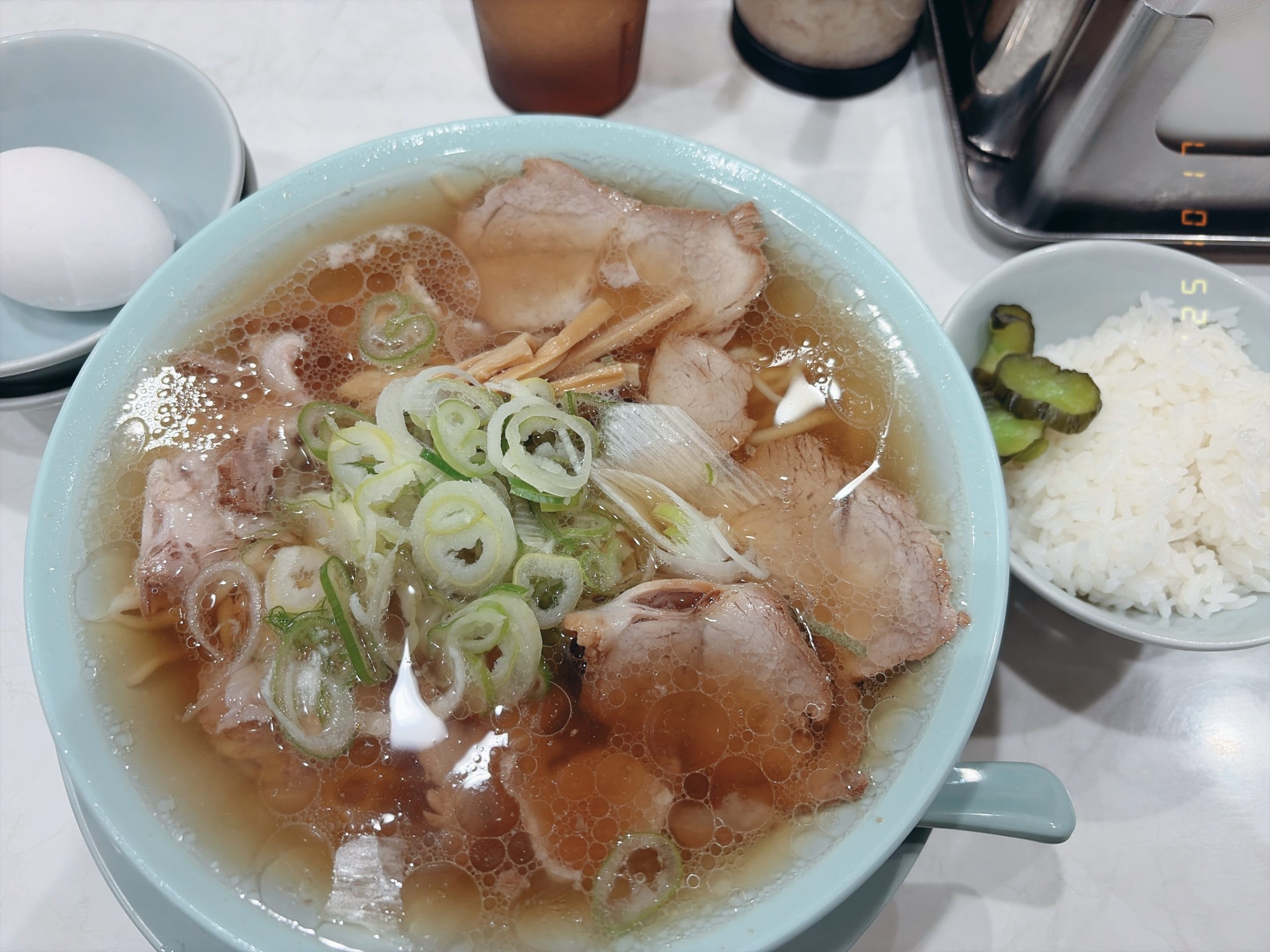 渋谷かっちゃんラーメンの中華そば・生卵セットの写真