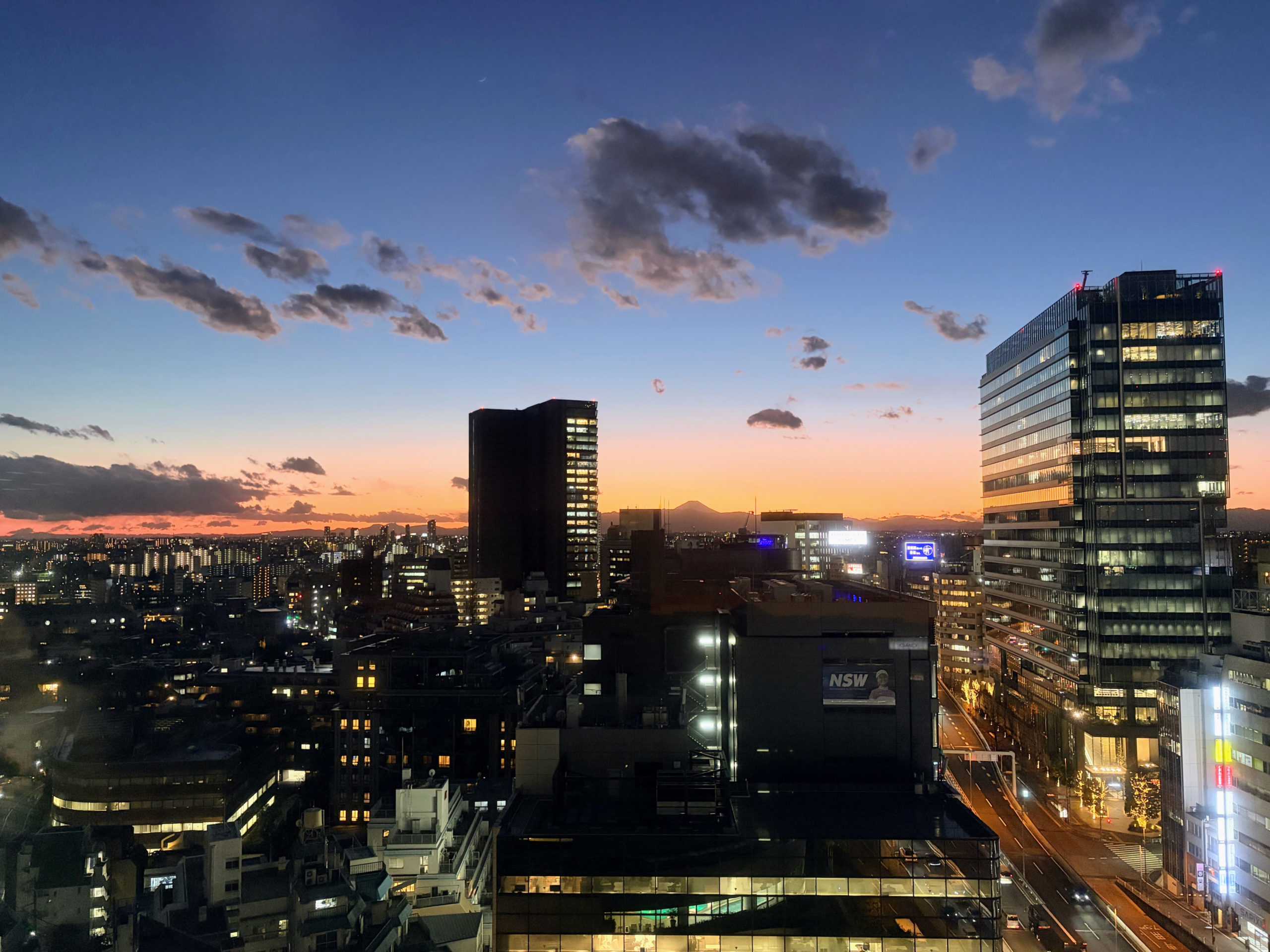 会社の車窓から見える夕陽