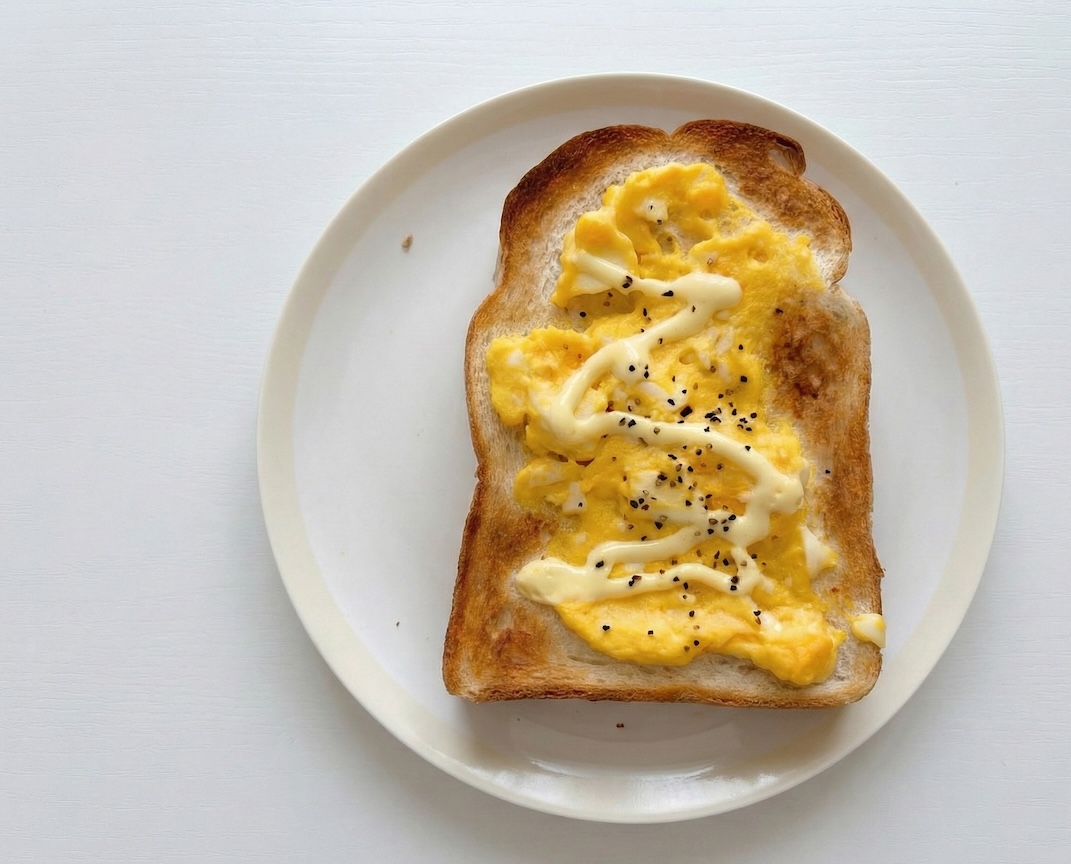 トーストにスクランブルエッグとマヨネーズをかけたパン