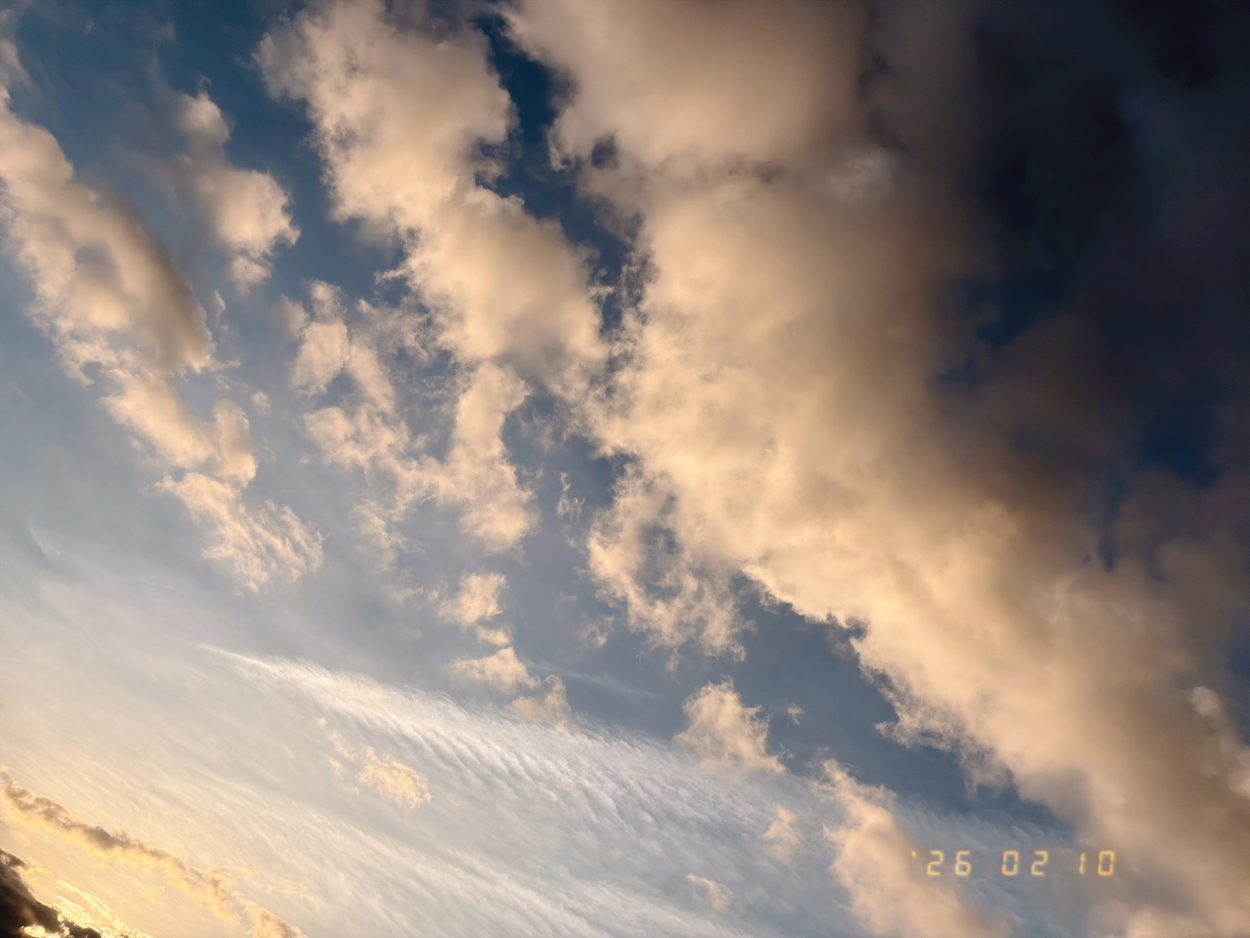 早朝の空と雲の写真